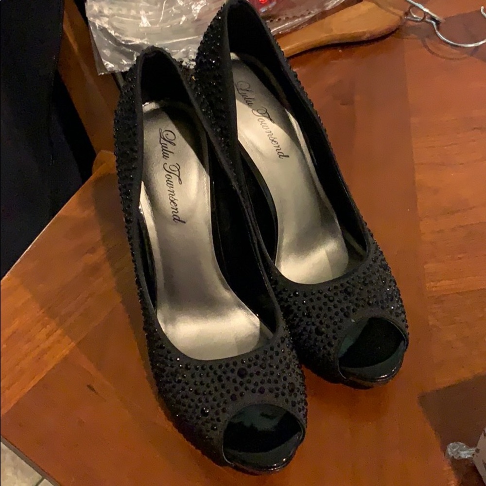 Black jeweled dress heels perfect for prom